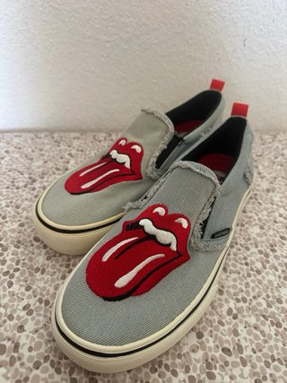 Zapatillas Rolling Stones grises y rojas
