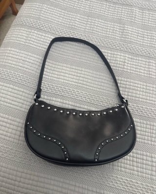Bolso negro con tachuelas
