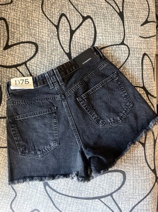 Shorts vaqueros Stradivarius negros con pedrería