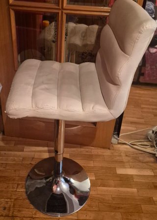 Taburete alto con respaldo. Piel sintética.