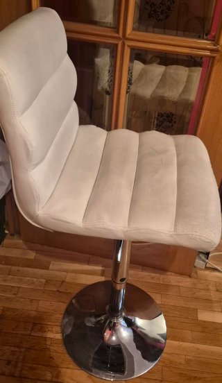Taburete alto con respaldo. Piel sintética.