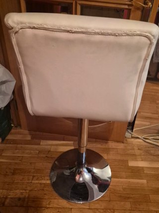 Taburete alto con respaldo. Piel sintética.