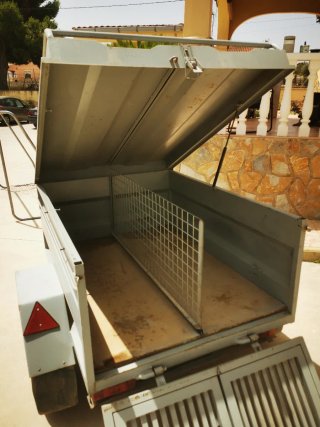 Remolque ligero documentado con rueda de repuesto