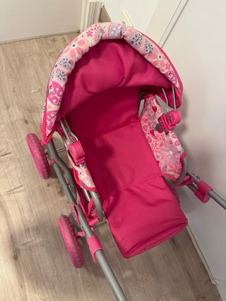 Carrito de muñecas rosa con estampado floral