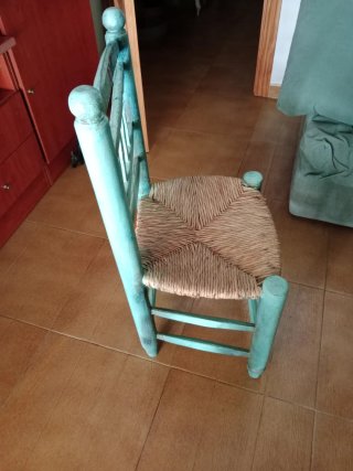 Silla antigua de anea y madera