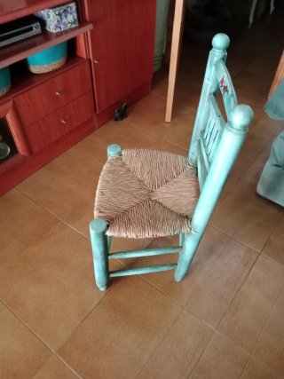 Silla antigua de anea y madera