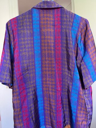 Blusa estampada morada azul y rosa