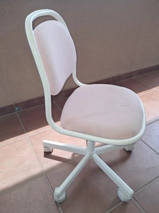 Silla de estudio rosa y blanca Ikea