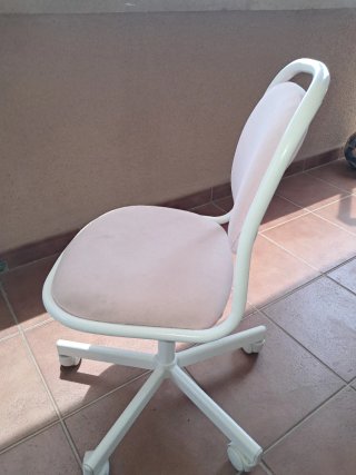 Silla de estudio rosa y blanca Ikea