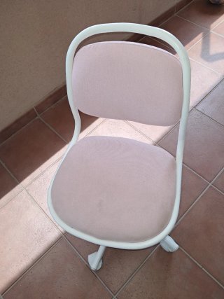 Silla de estudio rosa y blanca Ikea