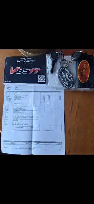 Moto Guzzi V85 Strada 2026 Negra
