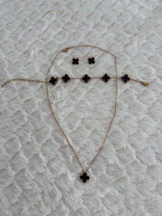 Conjunto de collar, pulsera y pendientes