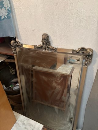 Espejo antiguo con marco decorado