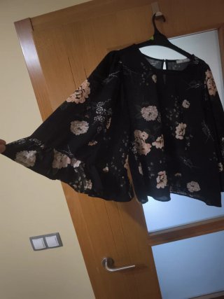 Blusa Im floral negra talla L