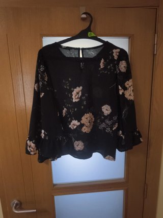 Blusa Im floral negra talla L