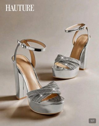 Sandalias de fiesta plateadas con plataforma.