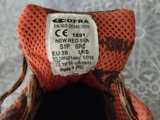 Zapatos de seguridad marrones y naranjas