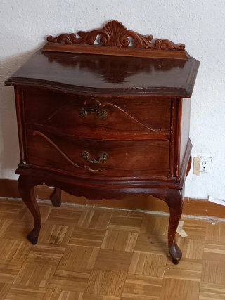 Mesilla antigua de madera con detalle tallado