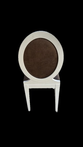 2 sillas blancas con asiento y respaldo marrón