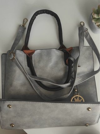 Bolso de mano gris y marrón