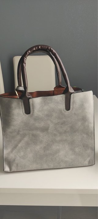 Bolso de mano gris y marrón