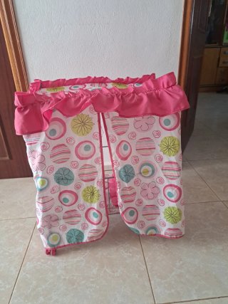 Cuna de juguete rosa con dosel