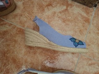 Zapatillas azules con flores dibujo a mano