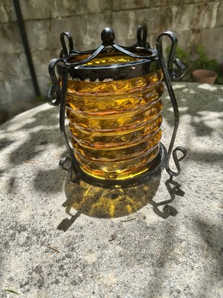 Portavelas de hierro forjado y cristal ámbar