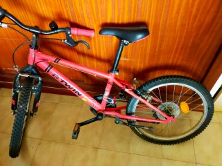 Bicicleta infantil roja y azul