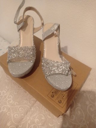 Zapatos de fiesta plateados con brillos