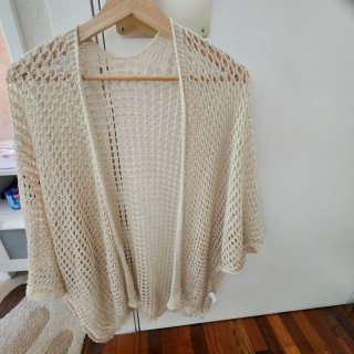 Chaquetita beige de punto calado talla única