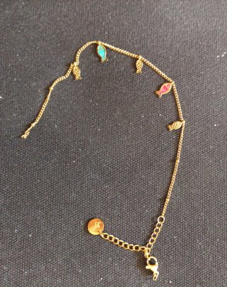 Pulsera dorada con peces turquesa y rosa