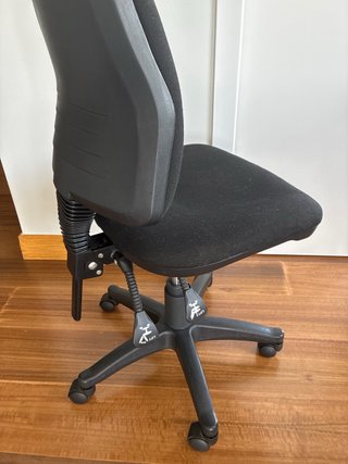 Silla de oficina negra con ruedas