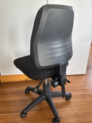 Silla de oficina negra con ruedas