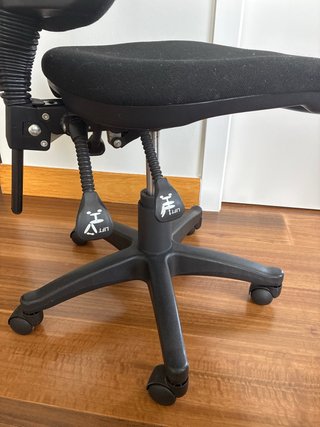 Silla de oficina negra con ruedas