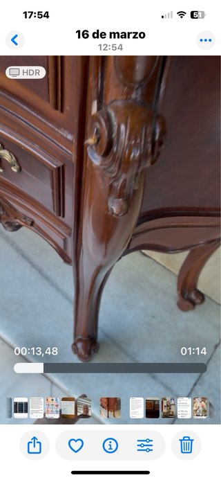 Cómoda clásica de madera y mármol