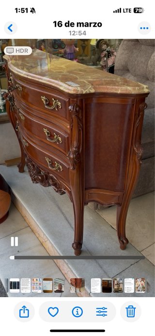 Cómoda clásica de madera y mármol