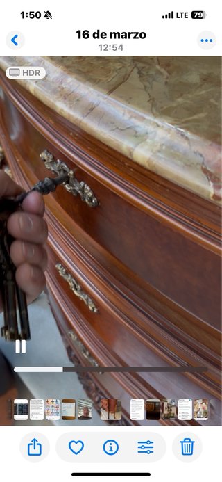 Cómoda clásica de madera y mármol
