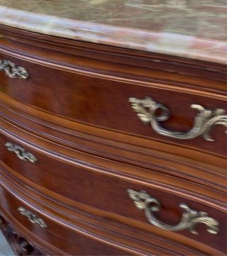 Cómoda clásica de madera y mármol