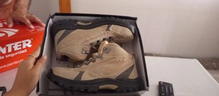 Botas de montaña beige y grises