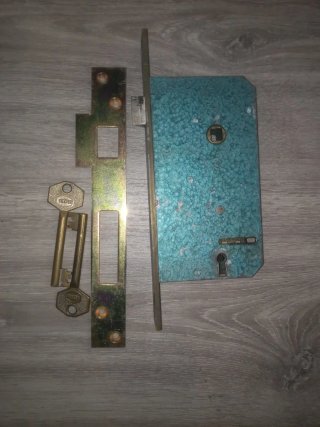 Cerradura antigua con llaves y placa