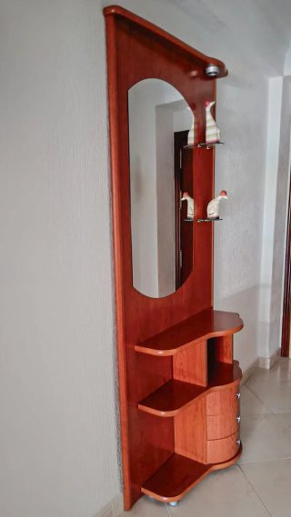 Mueble comedor con mesita extraíble y recibidor.