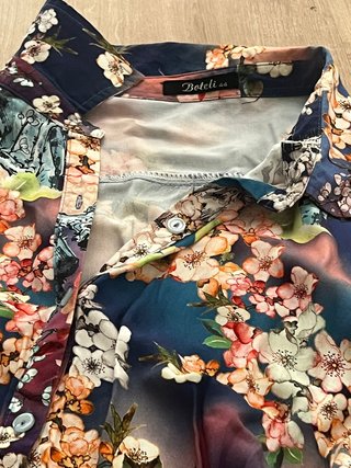 Camisa floral azul y rosa