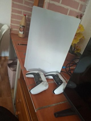 PS5 1TB con 2 controller e FIFA 2026