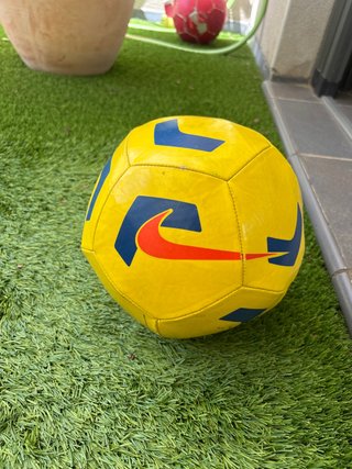 Balón de fútbol amarillo con Nike