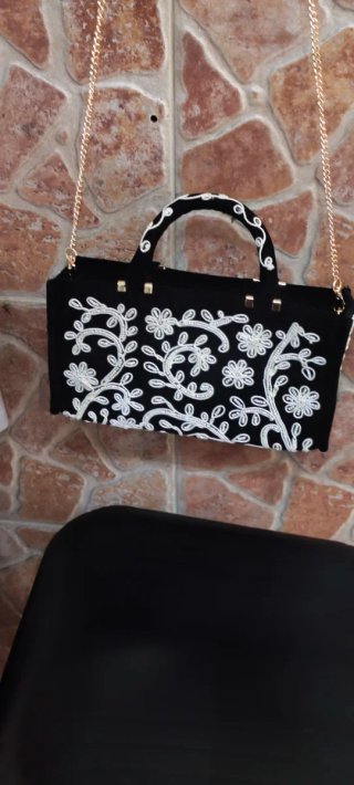 Bolso Zara Negro con Flores Blancas