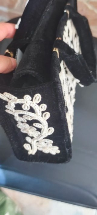 Bolso Zara Negro con Flores Blancas
