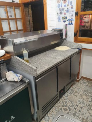 Mesa pizzero refrigerada 3 puertas mármol