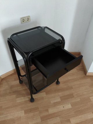 Mueble auxiliar negro con ruedas
