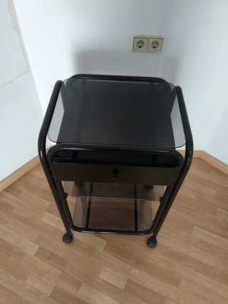 Mueble auxiliar negro con ruedas